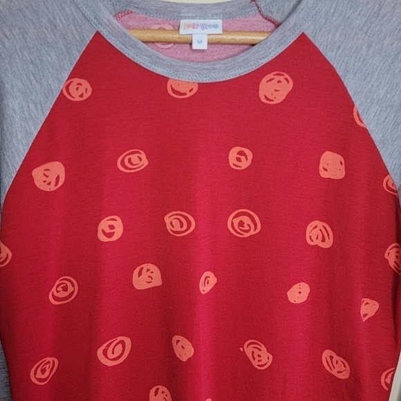 LuLaRoe | Red Dot Print Randy 3/4 Sleeve Raglan Tee Size Medium - Picture 3 of 5